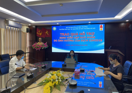 Đại học Tài nguyên và Môi trường Hà Nội trao quà hỗ trợ sinh viên và gia đình gặp khó khăn do ảnh hưởng của dịch COVID-19