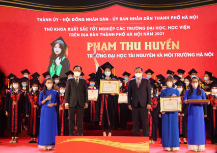 Ghi danh sổ vàng 90 thủ khoa xuất sắc tốt nghiệp các trường đại học học viện trên địa bàn thủ đô năm 2021