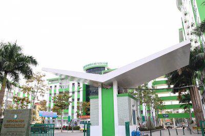 Cổng trường mang thương hiệu của HUNRE