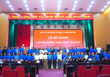 Bế giảng lớp Bồi dưỡng nhận thức về Đảng tháng 3 năm 2026