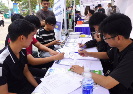 Sinh viên HUNRE hào hứng tham gia “Ngày hội việc làm thanh niên thủ đô năm 2026”