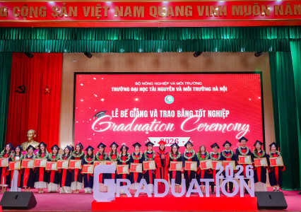 Hơn 2000 sinh viên Đại học Tài nguyên và Môi trường Hà Nội nhận bằng tốt nghiệp 