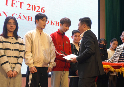 Trường ĐH TN&MT HN trao quà tết cho sinh viên có hoàn cảnh khó khăn nhân dịp Tết Nguyên đán Bính Ngọ 2026