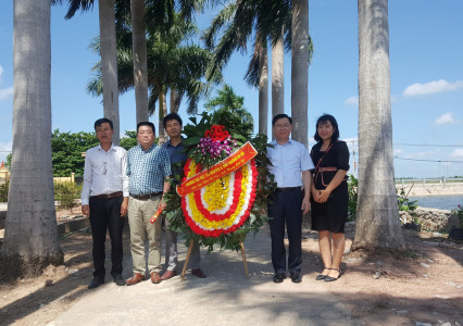 Trường Đại học Tài nguyên và Môi trường Hà Nội đến viếng Nghĩa trang và thăm gia đình Liệt sỹ nhân ngày thương binh, liệt sỹ 27/07