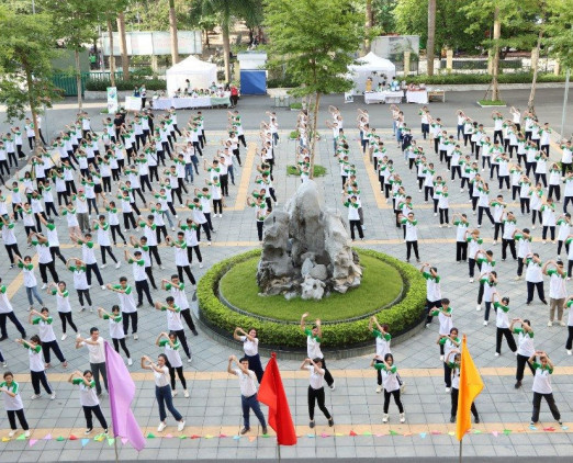 Hơn 300 giảng viên và sinh viên nhảy Flashmob hưởng ứng Ngày Môi trường thế giới năm 2022: “Chỉ một trái đất”