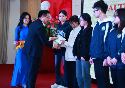 Trường Đại học Tài nguyên và Môi trường Hà Nội tặng quà Tết cho sinh viên có hoàn cảnh khó khăn nhân dịp Tết Ất Tỵ 2025