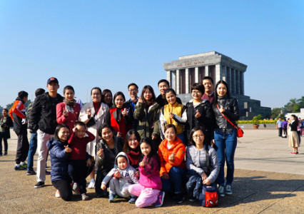 Chuyến thăm quan về nguồn tại Lăng Chủ tịch Hồ Chí Minh của Chi đoàn Khối Phòng Ban - Trung tâm