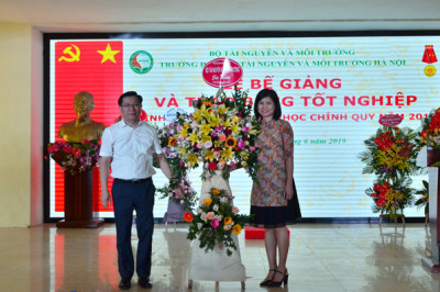 Bà Nguyễn Thị Huyền tặng hoa chúc mừng Nhà trường