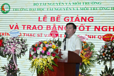 PGS.TS Hoàng Anh Huy - Hiệu trưởng báo cáo tổng kết tại buổi lễ