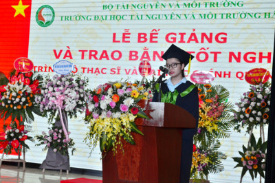 Thủ khoa Vũ Quỳnh Hoa đại diện phát biểu cảm tưởng tại buổi lễ