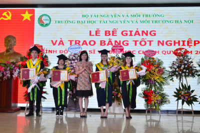 Bà Nguyễn Thị Huyền trao tặng giấy khen và bằng tốt nghiệp