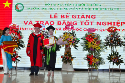 PGS.TS Hoàng Anh Huy tặng giấy khen và bằng cho thủ khoa đại học