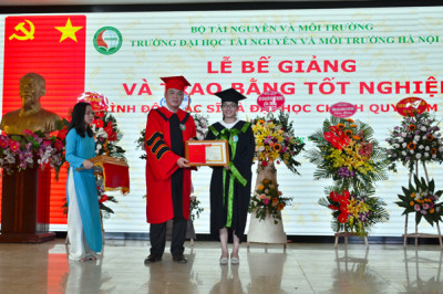 PGS.TS.NGƯT Trần Duy Kiều trao bằng cho tân kỹ sư, cử nhân
