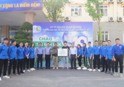 Trường Đại học Tài nguyên và Môi trường Hà Nội tặng quà cho thí sinh tới nhập học
