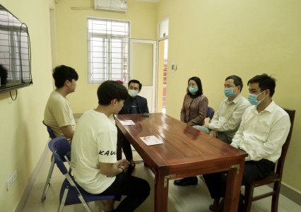 Lãnh đạo trường Đại học Tài nguyên và Môi trường Hà Nội thăm hỏi và chúc mừng năm mới lưu học sinh Lào đón tết tại trường