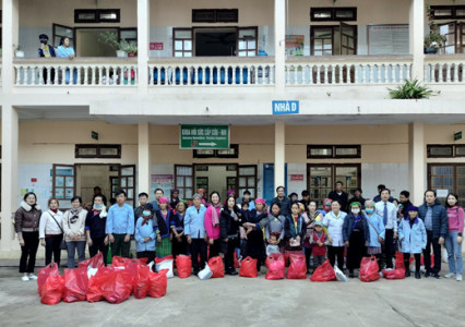 Chuyến đi thiện nguyện “Áo ấm cho em” của Công đoàn Trường Đại học Tài nguyên và Môi trường Hà Nội tại Trung tâm Y tế huyện Mù Cang Chải