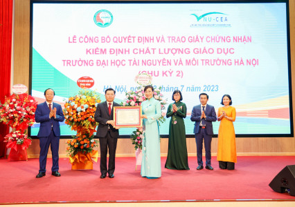 Trường Đại học Tài nguyên và Môi trường Hà Nội nhận Giấy chứng nhận kiểm định chất lượng cơ sở giáo dục chu kỳ 2