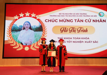 Hơn 1100 sinh viên nhận bằng tốt nghiệp trong Lễ bế giảng năm 2023