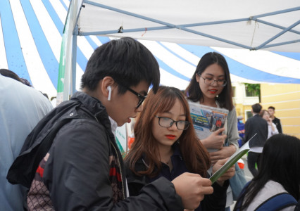 Tiếp nối chuỗi hành trình tư vấn tuyển sinh và hướng nghiệp tại các trường THPT 