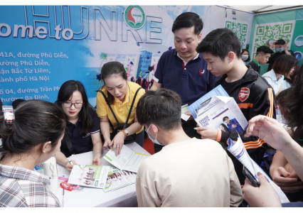 Rộn ràng Ngày hội tư vấn tuyến sinh - hướng nghiệp năm 2021