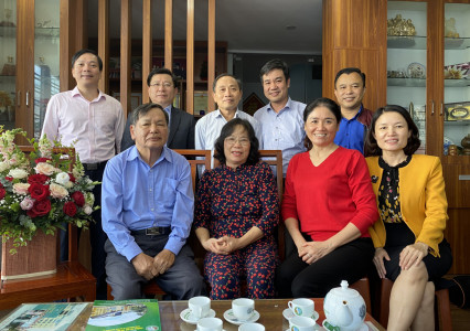 Bí thư Đảng ủy, Chủ tịch hội đồng trường đến thăm nguyên Hiệu trưởng nhà trường nhân ngày 20-11