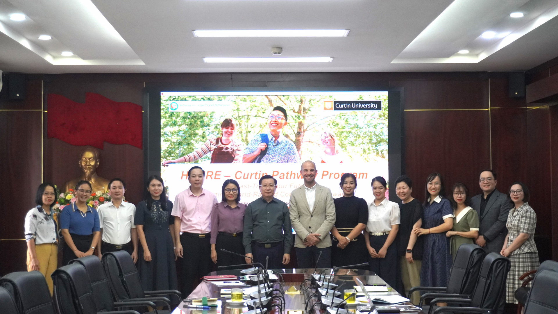 Lam_việc_với_curtin.JPG (735 KB)
