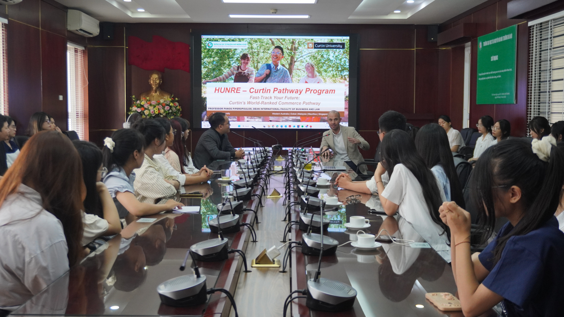 Lam_việc_với_curtin_4.JPG (730 KB)