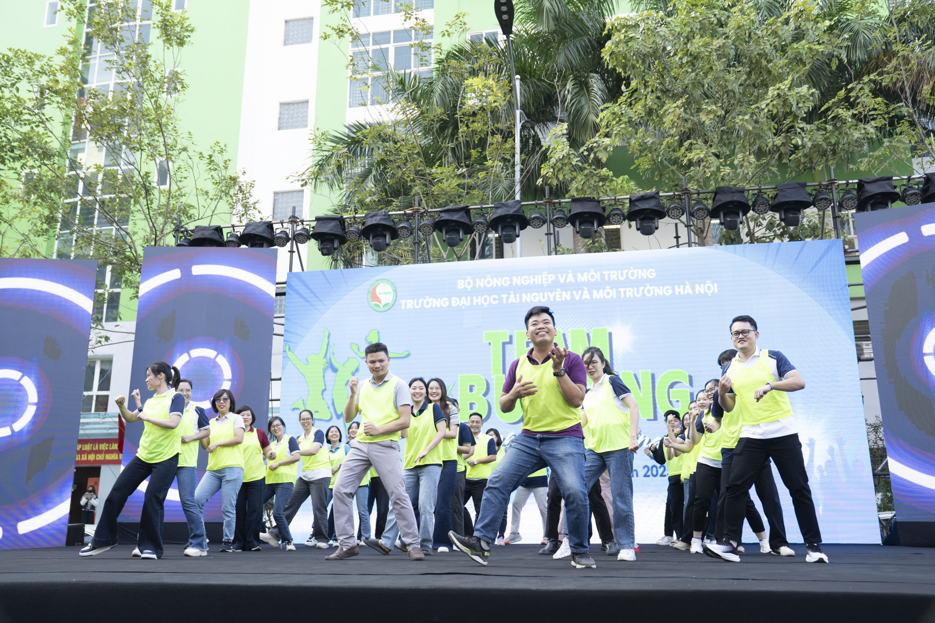 nhảy_tập_thể_2.JPG (1.20 MB)