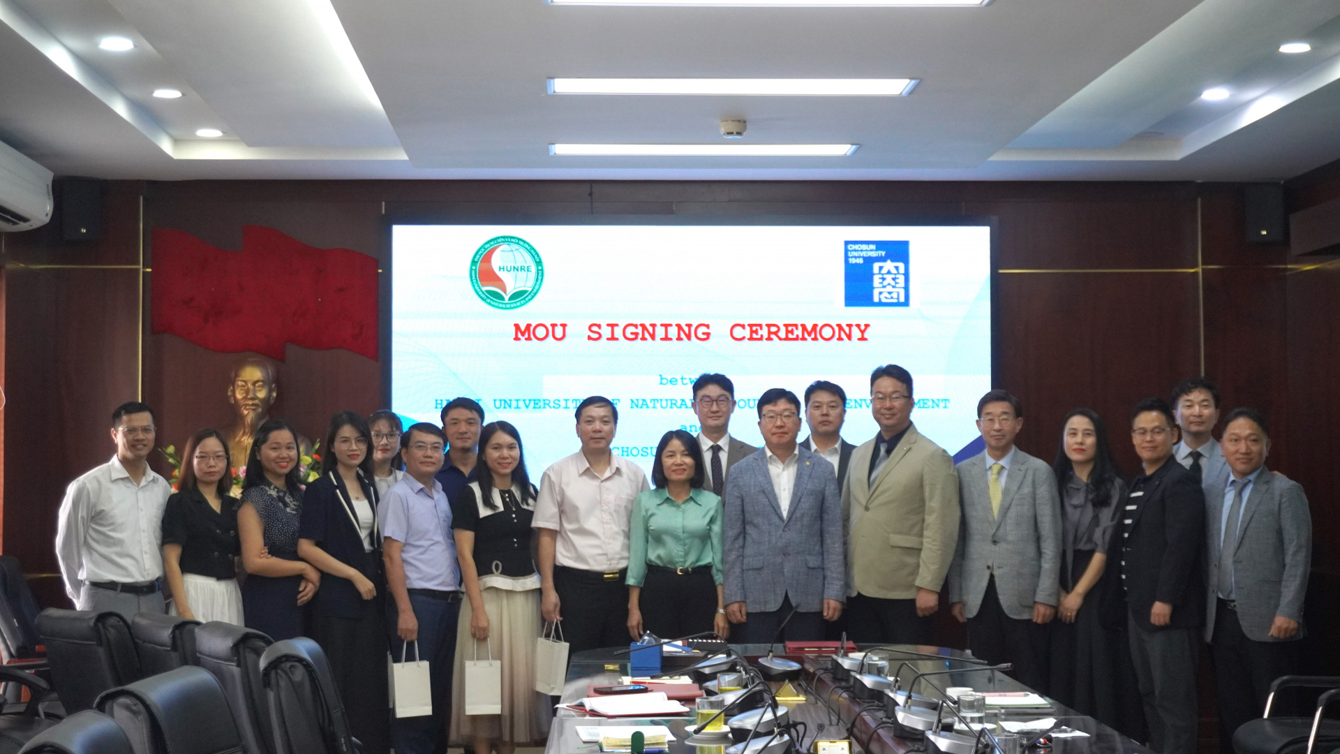 tập_thể_ký_mou.JPG (653 KB)