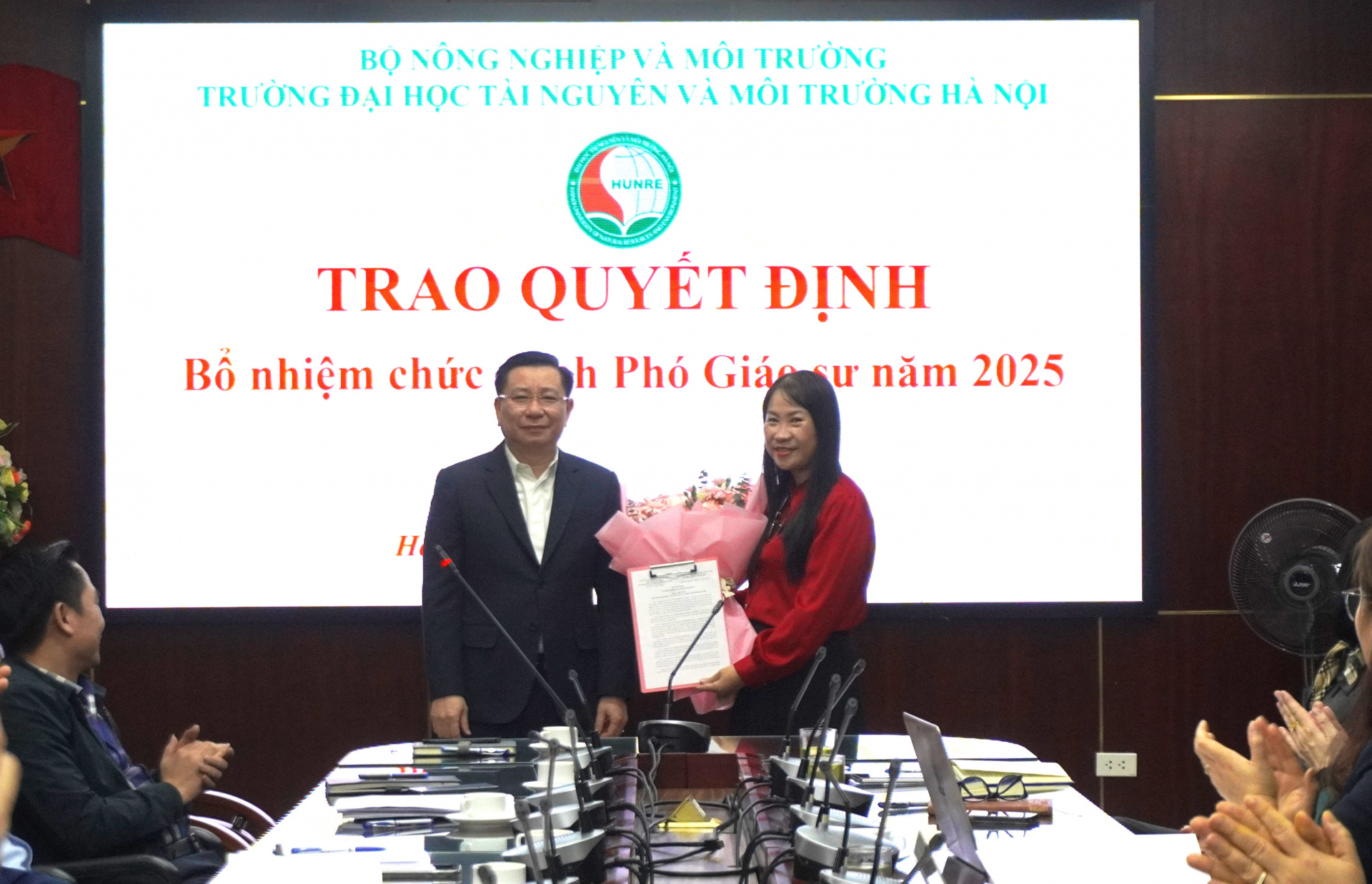 Trao_QĐ_PGS.JPG (704 KB)